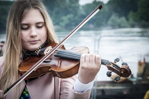 woman playing violin